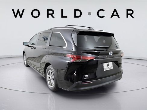 Used 2022 Toyota Sienna XLE image 5
