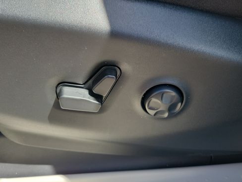 Used 2024 Chrysler Pacifica Touring-L FWD image 16