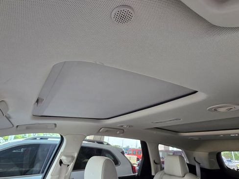 Used 2022 Buick Enclave Avenir w/ Avenir Technology Package FWD image 8