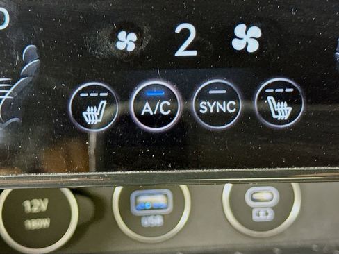 Used 2025 Genesis G70 2.5T image 21