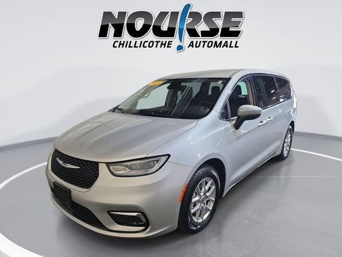 Used 2023 Chrysler Pacifica Touring-L FWD image 1