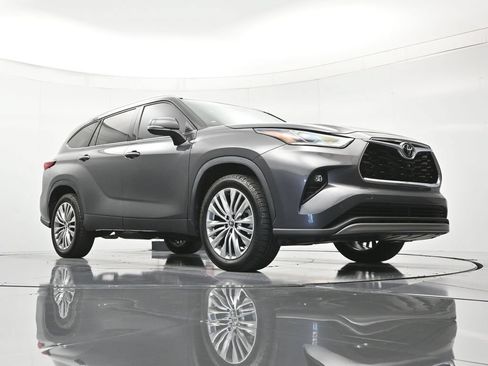 Used 2023 Toyota Highlander Platinum FWD image 40