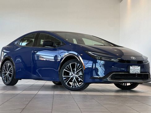 Used 2024 Toyota Prius XLE FWD image 2