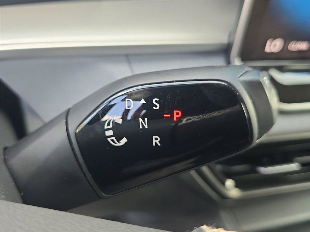 Used 2025 Volkswagen Tiguan SE FWD image 27