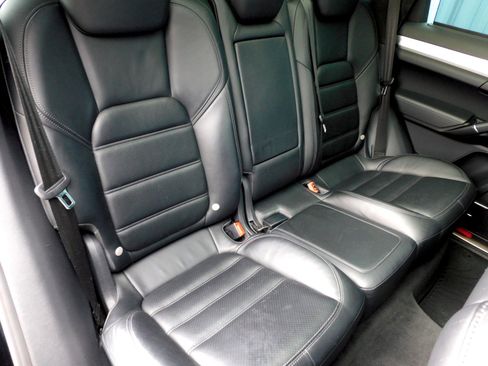 Used 2015 Porsche Cayenne Turbo image 17