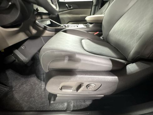 New 2026 Kia Carnival EX image 17