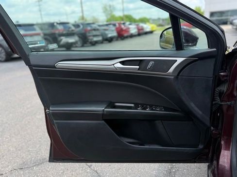 Used 2017 Ford Fusion SE w/ Fusion SE Technology Package FWD image 11