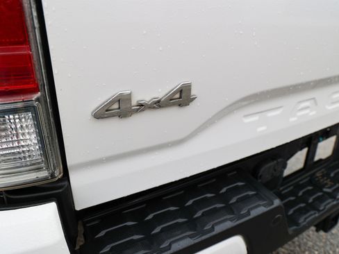 Used 2019 Toyota Tacoma Limited AWD/4WD image 29