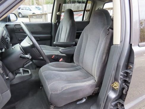 Used 2004 Dodge Dakota Sport w/ Deluxe Convenience Group image 16