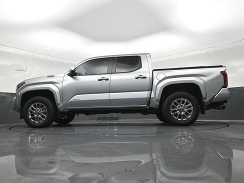 Used 2025 Toyota Tacoma Limited AWD/4WD image 24