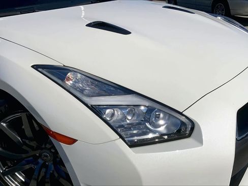 Used 2015 Nissan GT-R Premium image 25
