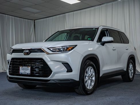 Used 2024 Toyota Grand Highlander XLE image 3