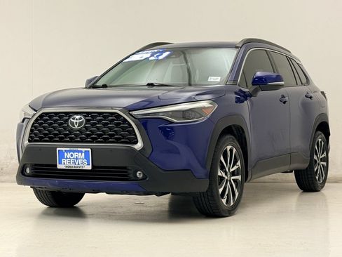 Used 2022 Toyota Corolla Cross XLE w/ Convenience Package FWD image 2