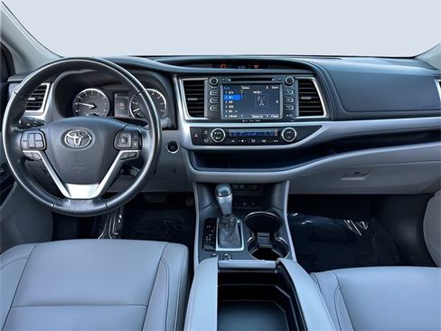 Used 2017 Toyota Highlander XLE image 13