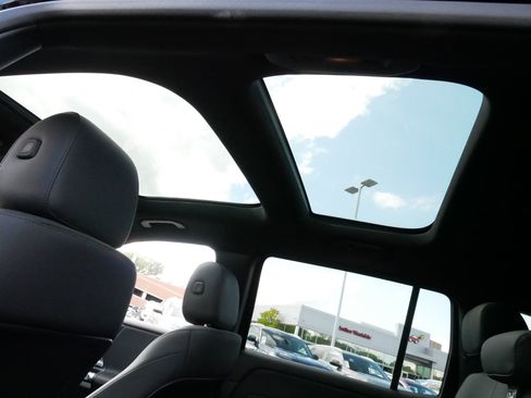 Used 2025 Mercedes-Benz GLB 250 4MATIC image 31