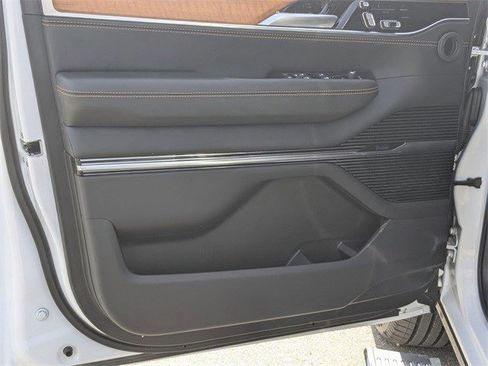 Used 2023 Jeep Grand Wagoneer Series III image 9