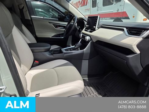 Used 2019 Toyota RAV4 XLE w/ Convenience Package FWD image 18