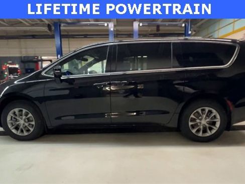New 2026 Chrysler Pacifica Select image 5
