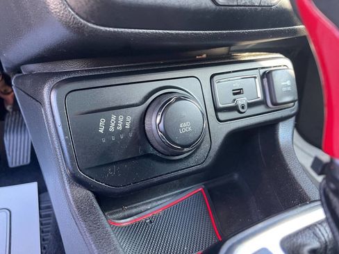 Used 2018 Jeep Renegade Latitude image 16