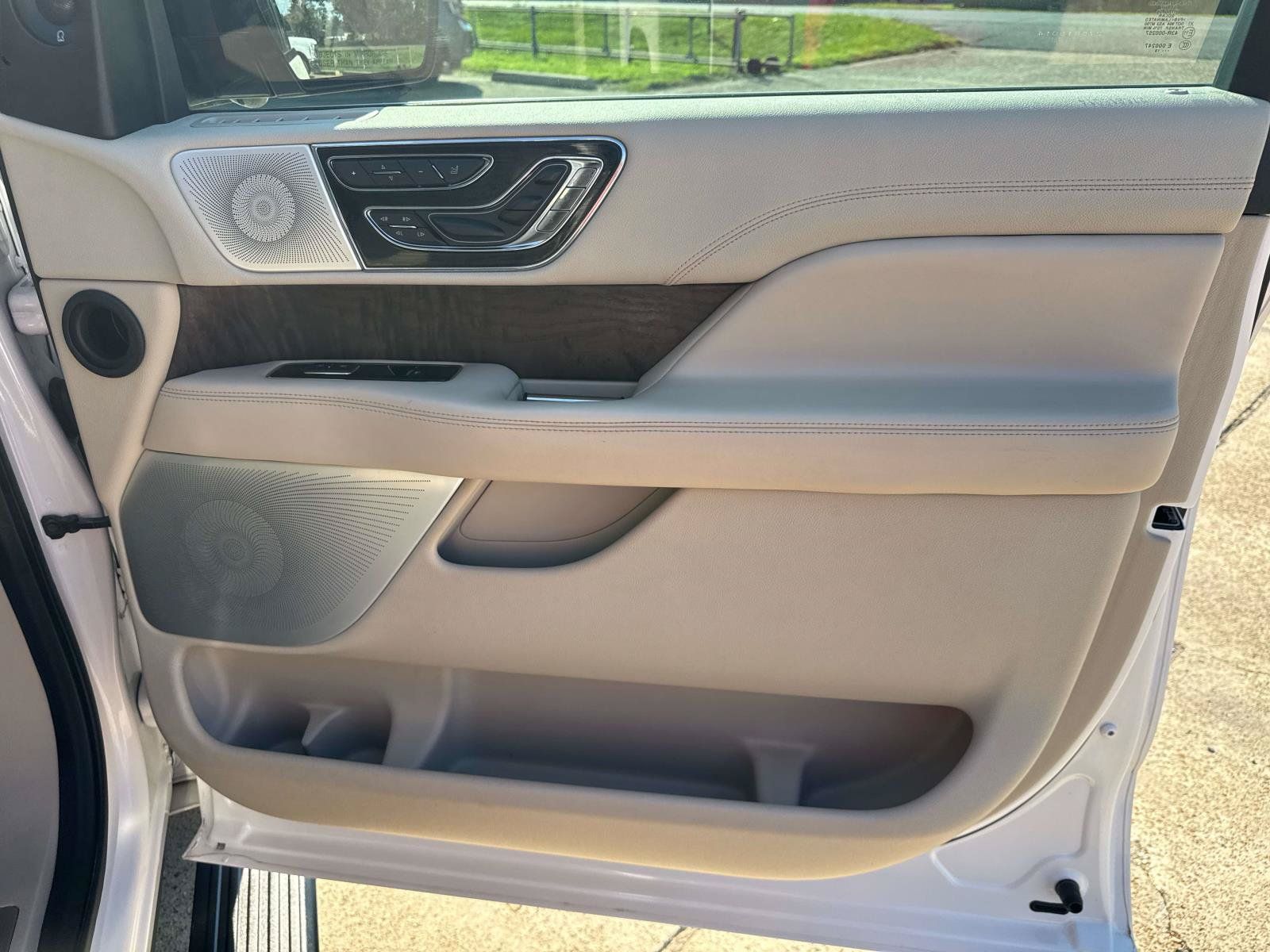 Used 2019 Lincoln Navigator Reserve AWD/4WD image 14