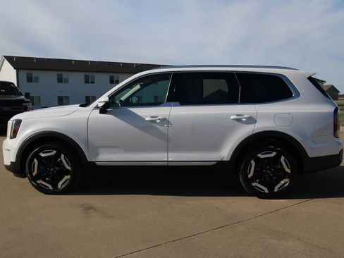Used 2024 Kia Telluride EX w/ EX Captain's Chair Package image 18