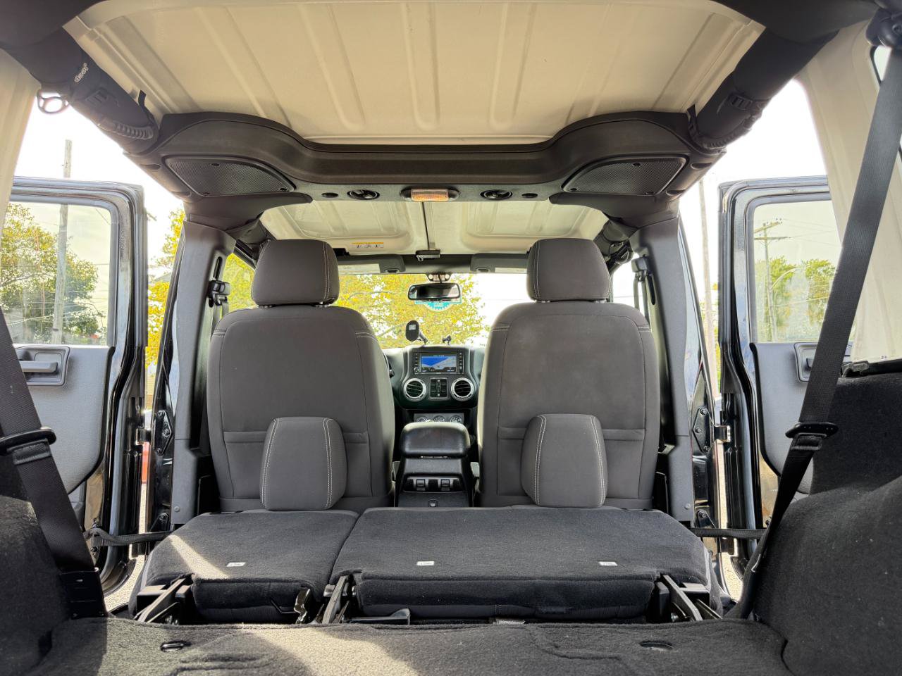 Used 2016 Jeep Wrangler Unlimited Sahara w/ Connectivity Group AWD/4WD image 36