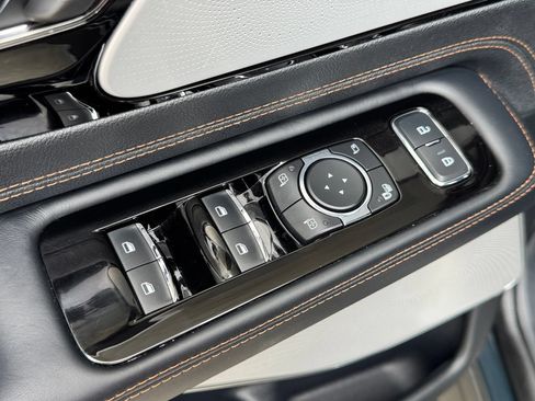Used 2025 Lincoln Aviator Black Label AWD/4WD image 17