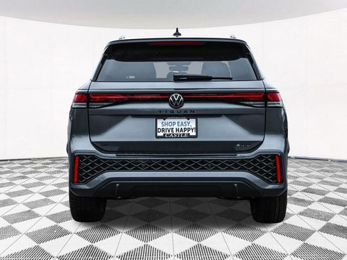 New 2025 Volkswagen Tiguan SE R-Line image 18