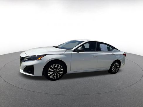 Used 2025 Nissan Altima 2.5 SV image 8