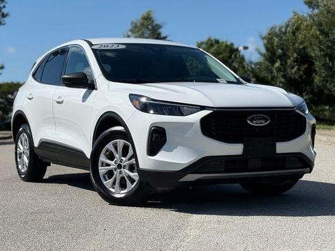 Used 2023 Ford Escape Active AWD/4WD image 2