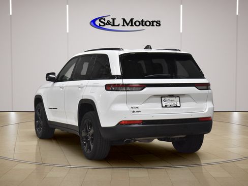 Used 2023 Jeep Grand Cherokee Altitude AWD/4WD image 6