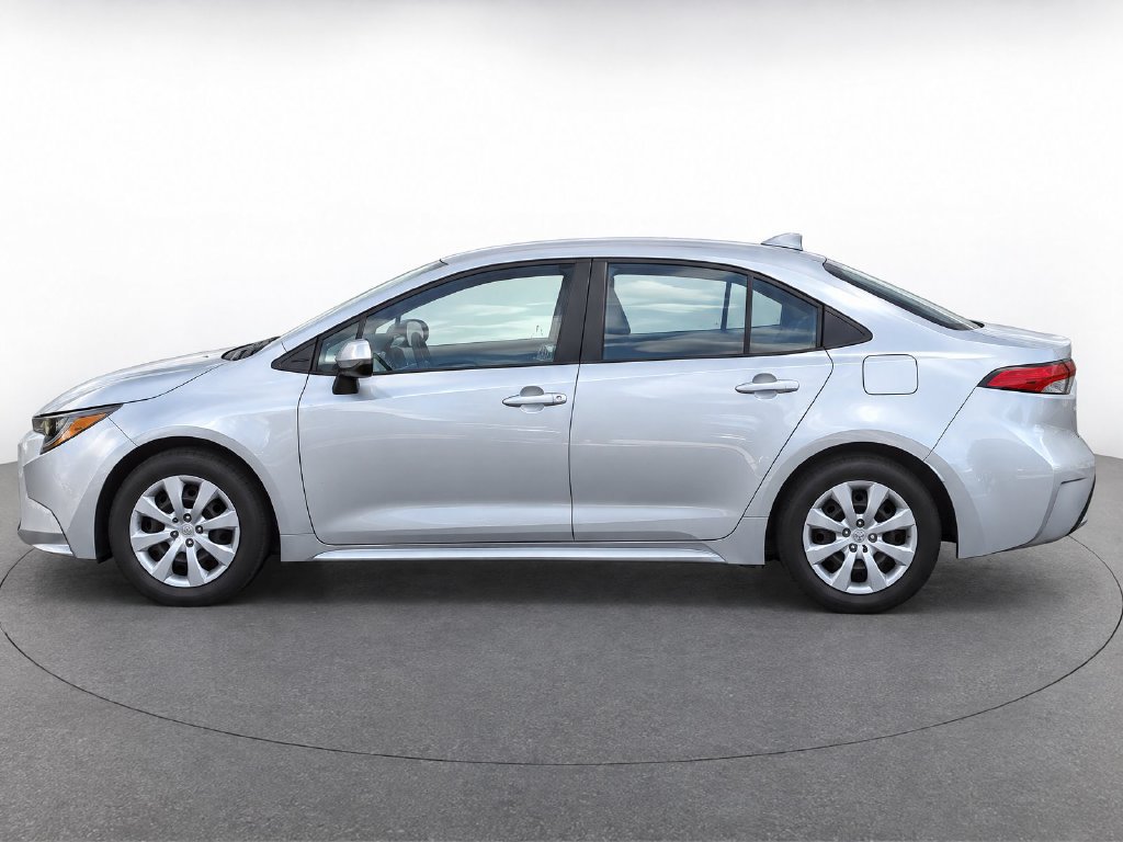 Used 2022 Toyota Corolla LE FWD image 2