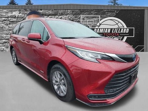 Used 2021 Toyota Sienna LE FWD image 1