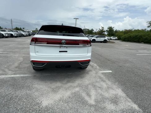 Certified 2024 Volkswagen Atlas Cross Sport SE FWD image 7