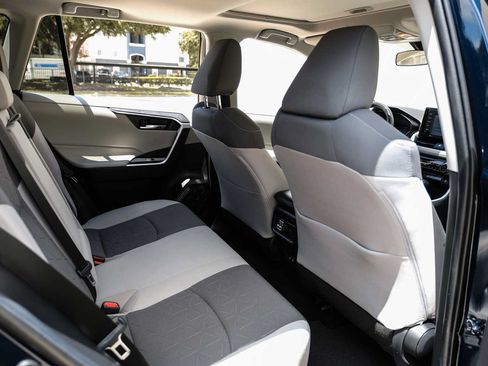 Used 2020 Toyota RAV4 XLE w/ Convenience Package FWD image 33