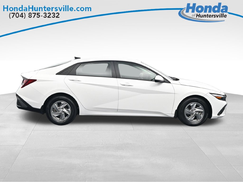 Used 2024 Hyundai Elantra SE FWD image 9