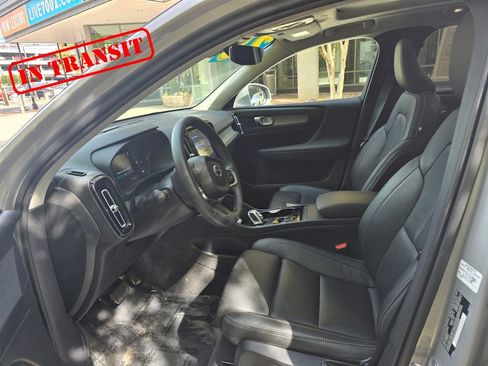 Used 2025 Volvo XC40 B5 Plus image 8
