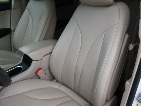 Used 2019 Lincoln MKC Premiere FWD image 11