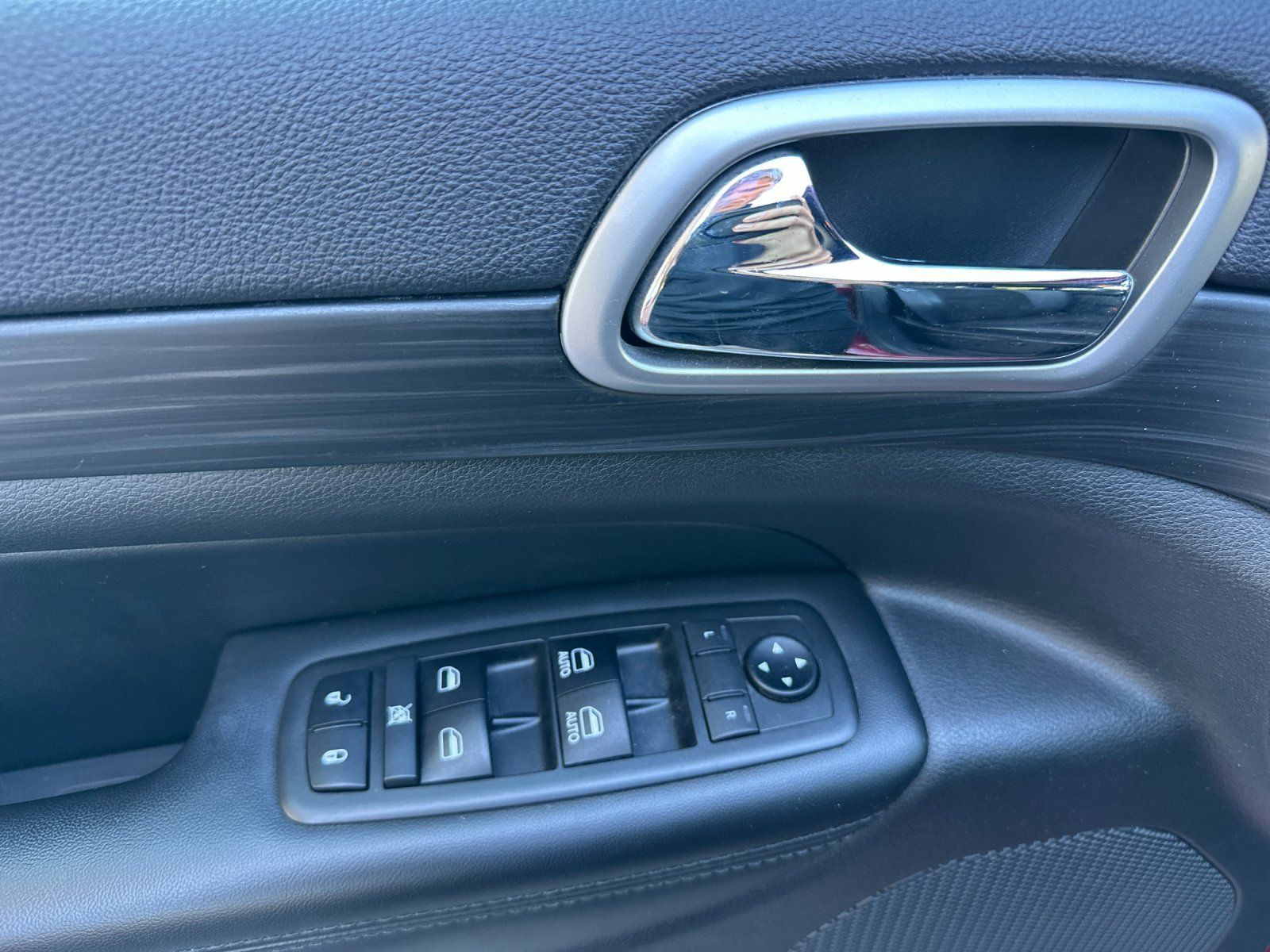 Used 2019 Jeep Grand Cherokee Altitude AWD/4WD image 11