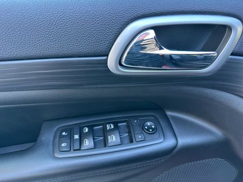 Used 2019 Jeep Grand Cherokee Altitude AWD/4WD image 11