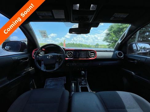 Used 2018 Toyota Tacoma TRD Off-Road AWD/4WD image 4