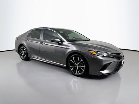 Used 2020 Toyota Camry SE image 3