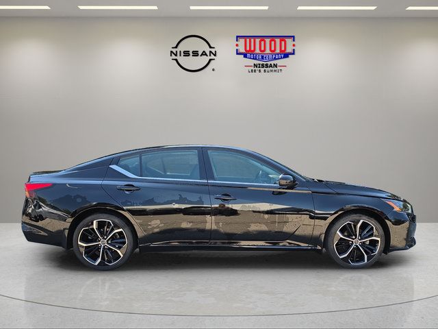 Used 2023 Nissan Altima 2.5 SR FWD image 2