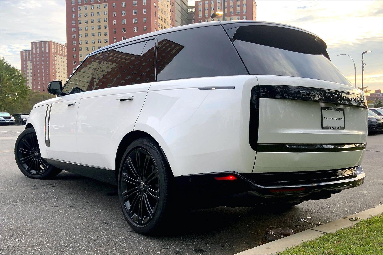 Used 2024 Land Rover Range Rover Long Wheelbase SE AWD/4WD image 3