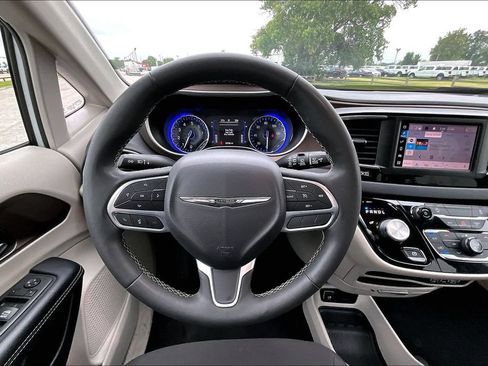 Used 2023 Chrysler Voyager LX FWD image 5