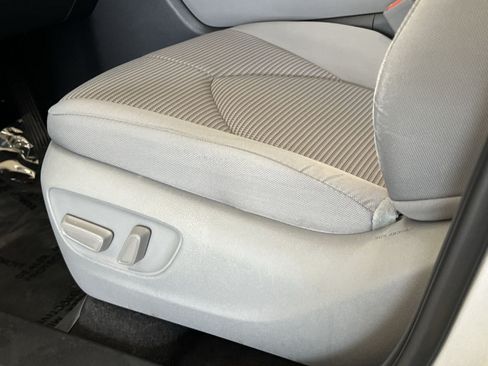 Used 2023 Toyota Highlander LE AWD/4WD image 13
