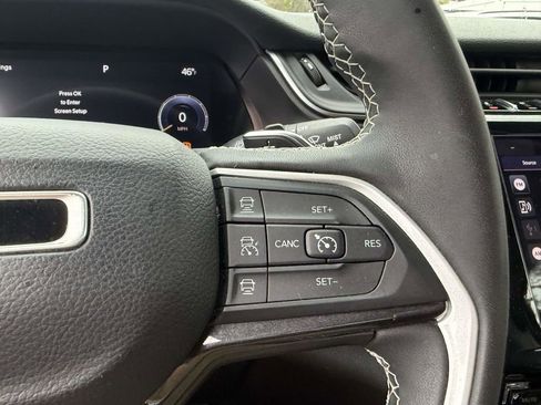 Used 2023 Jeep Grand Cherokee Laredo AWD/4WD image 31