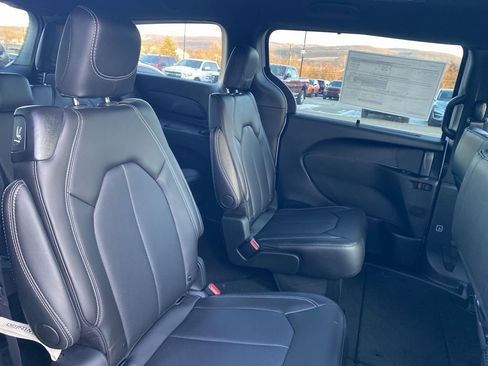 New 2026 Chrysler Pacifica Select image 12