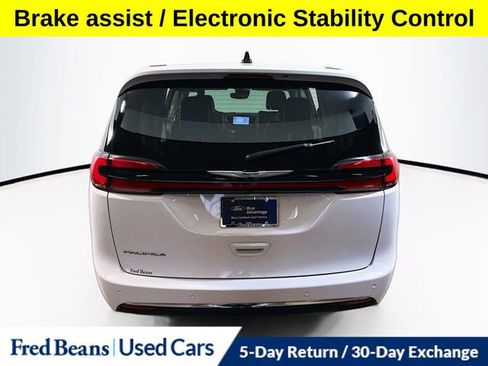 Used 2024 Chrysler Pacifica Touring-L image 21