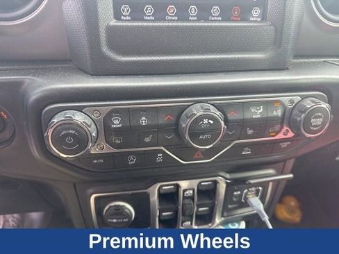 Used 2022 Jeep Gladiator Willys AWD/4WD image 25